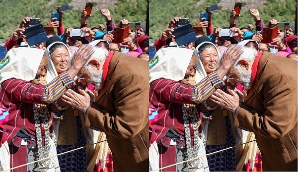 pm-modi-ko-aashirvad-deti-mahilaye.jpg